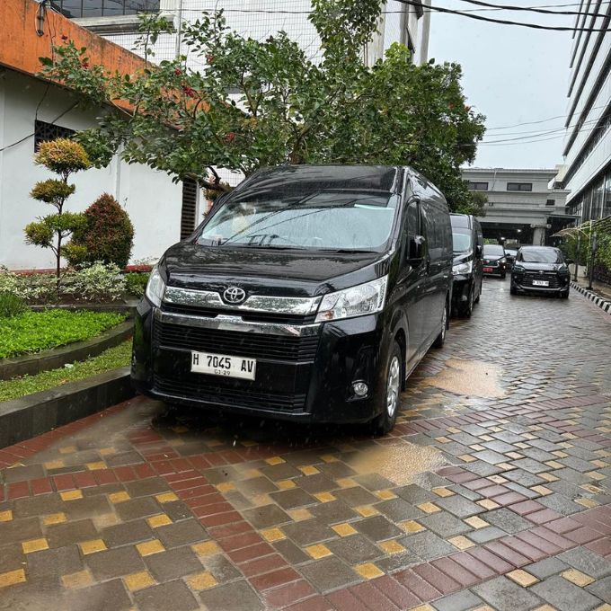 hiace premio - sewa mobil semarang